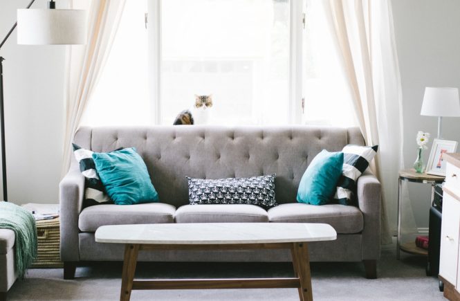 Narożnik, kanapa czy fotele – co wybrać do małego mieszkania?